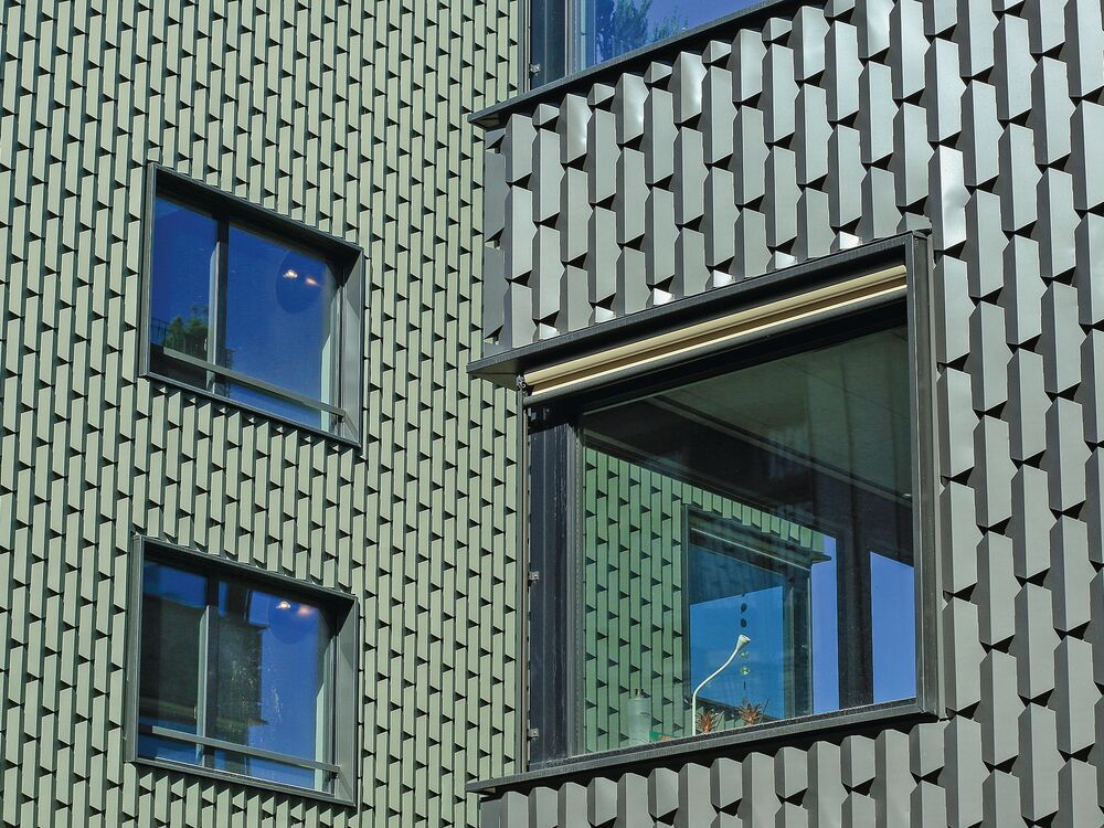 Die Farbgestaltung der Metallfassaden der beiden Häuser unterscheidet sich ganz leicht.